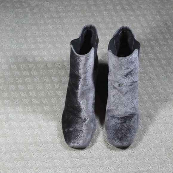 Indigo Rd Size 8.5 Grey Velvet/Velour Embossed Ankle Boots - Picture 2 of 6